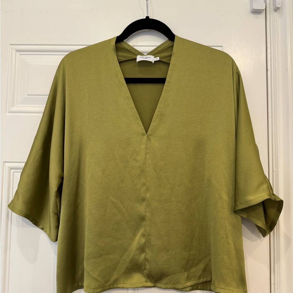 R Label The Reset Satin V Pullover Top